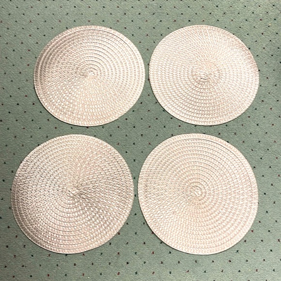 SET OF 4  CLASSIC ROUND WOVEN TAUPE PLACEMATS - Picture 5 of 6